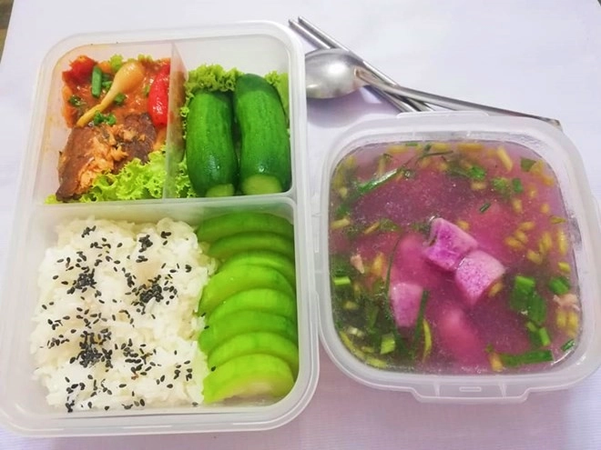 Bận chăm con nhưng 8x ngày nào cũng dậy từ 5 giờ sáng nấu cơm cho chồng mang đi làm - 8