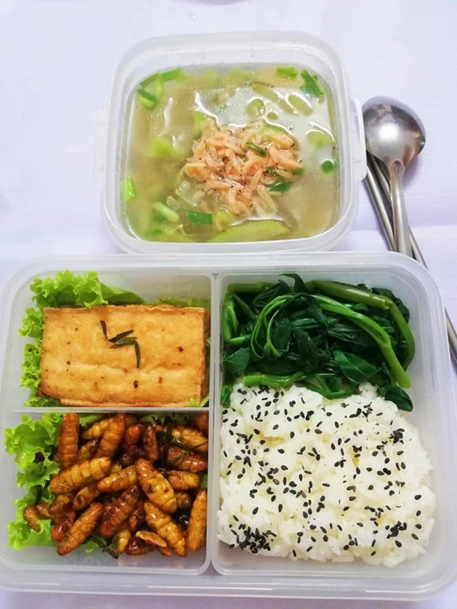 Bận chăm con nhưng 8x ngày nào cũng dậy từ 5 giờ sáng nấu cơm cho chồng mang đi làm - 10