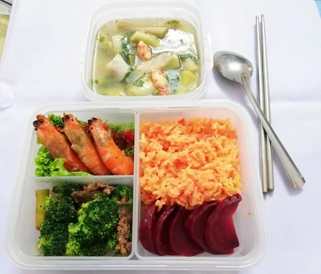 Bận chăm con nhưng 8x ngày nào cũng dậy từ 5 giờ sáng nấu cơm cho chồng mang đi làm - 14