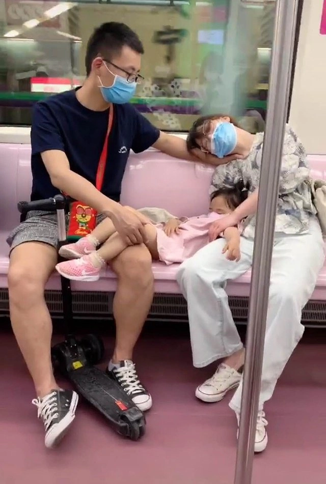 Bố có hành động đặc biệt dành cho vợ và con gái trên chuyến tàu ai nhìn cũng xuýt xoa - 1