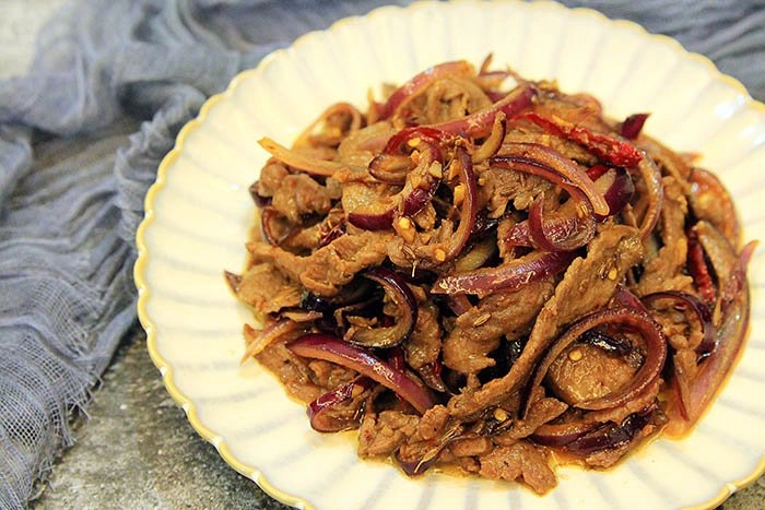 Bò xào hành tây ngon ngất ngây nhờ bỏ thêm loại gia vị bán đầy siêu thịt này - 6