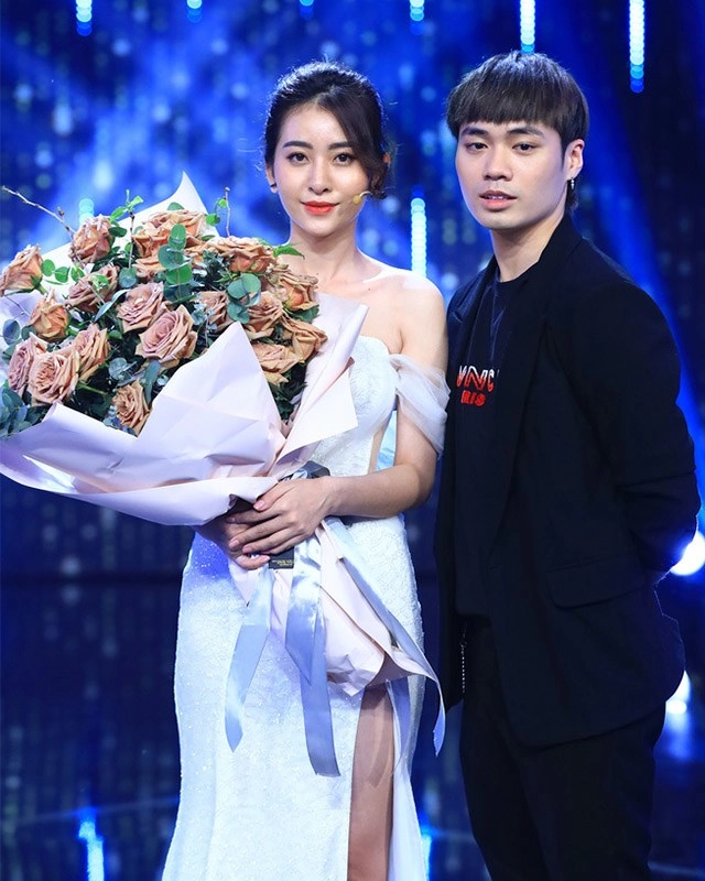 Cả showbiz đua nhau chải mái lệch bí quyết gọt cằm tự nhiên cho nàng mặt tròn là đây - 1