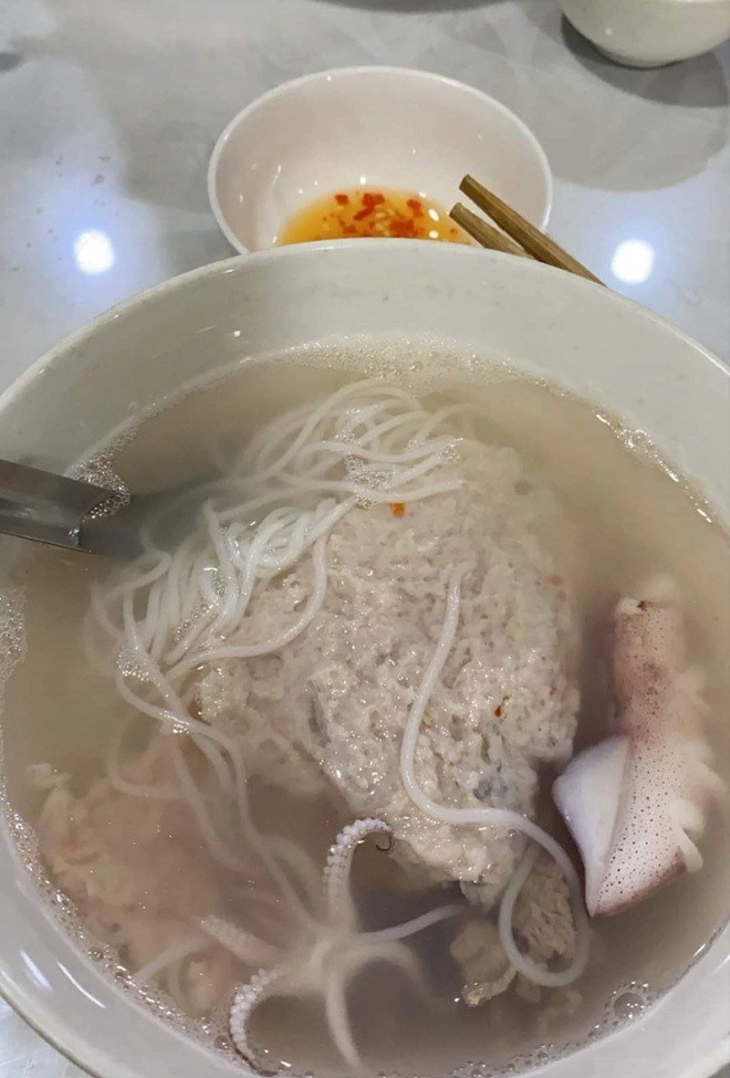 Ca sĩ phương linh ăn món bún có tên cực lạ nhưng trông thiếu hấp dẫn vì lý do này - 2