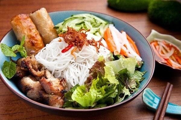 Cách làm bún thịt nướng đơn giản nhưng cực kỳ ngon miệng - 1
