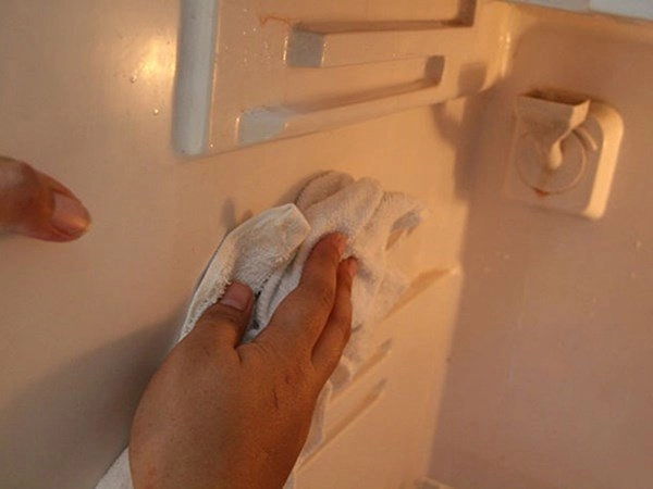 Cách làm sạch ngăn đá tủ lạnh nhanh - gọn trong 5 phút thơm nức cả tuần - 1