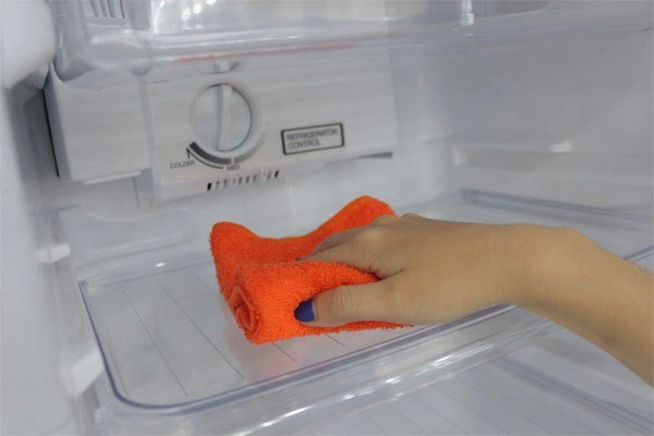 Cách làm sạch ngăn đá tủ lạnh nhanh - gọn trong 5 phút thơm nức cả tuần - 2