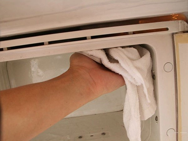 Cách làm sạch ngăn đá tủ lạnh nhanh - gọn trong 5 phút thơm nức cả tuần - 3