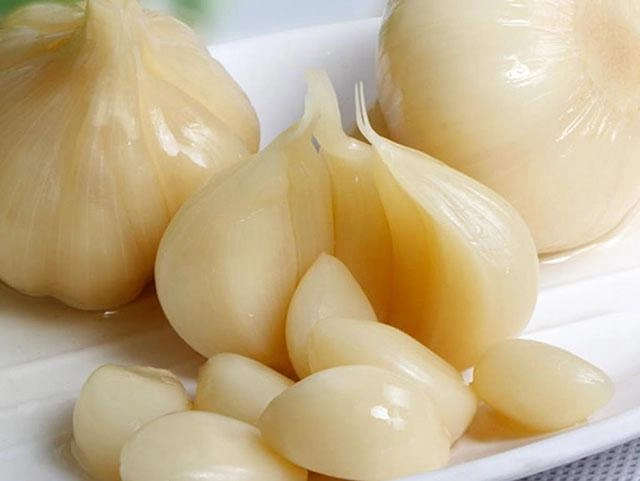 Cách làm tỏi chua ngọt lạ miệng không hôi được nhiều chị em yêu thích - 4
