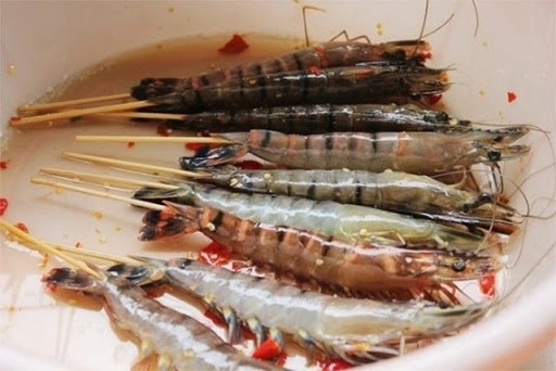 Cách làm tôm nướng muối ớt ngon đơn giản tại nhà - 4
