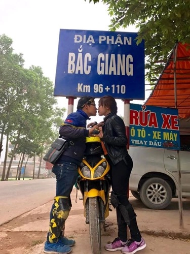 Cặp đôi phượt thủ tranh thủ hôn nhau tại cột mốc địa phận 47 tỉnh thành trên cả nước - 9