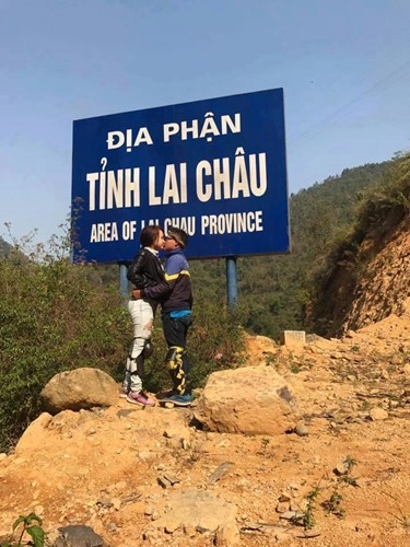 Cặp đôi phượt thủ tranh thủ hôn nhau tại cột mốc địa phận 47 tỉnh thành trên cả nước - 11