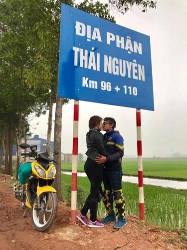 Cặp đôi phượt thủ tranh thủ hôn nhau tại cột mốc địa phận 47 tỉnh thành trên cả nước - 13