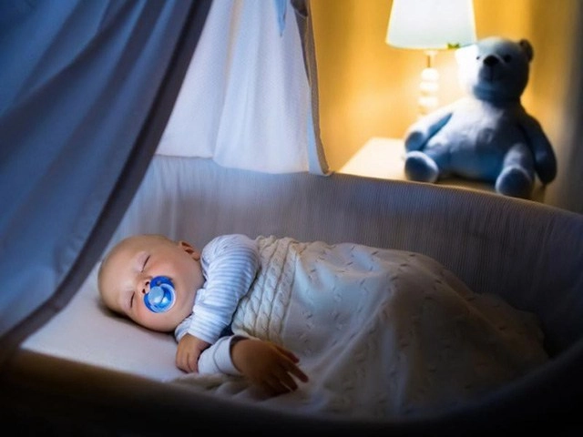 Chăm trẻ sơ sinh mà bật đèn ngủ cả đêm những tác hại không thể ngờ - 2