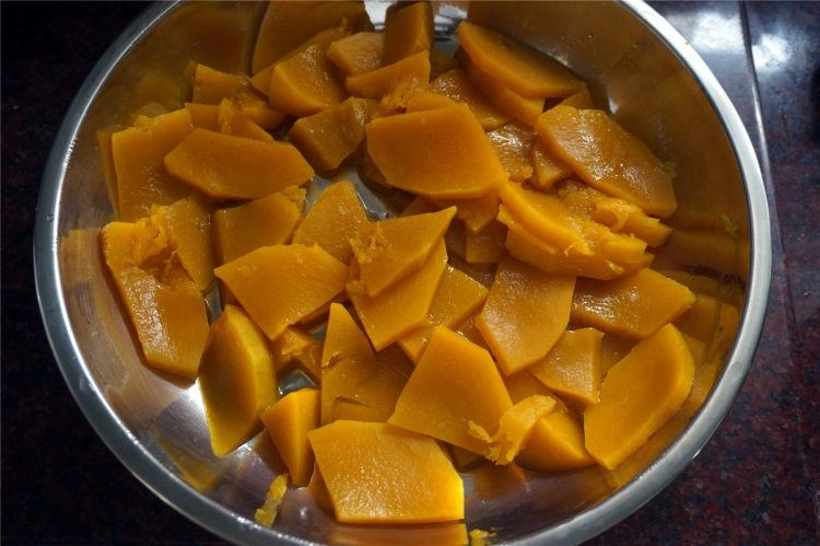 Chán nấu canh cho ngay bí ngô vào làm bánh kiểu này ai ăn xong cũng xin cái nữa - 1
