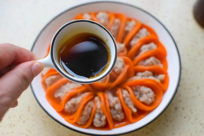 Chẳng biết ăn gì vợ đem thịt hấp cùng cà rốt lại thành món ngon sang chảnh - 6