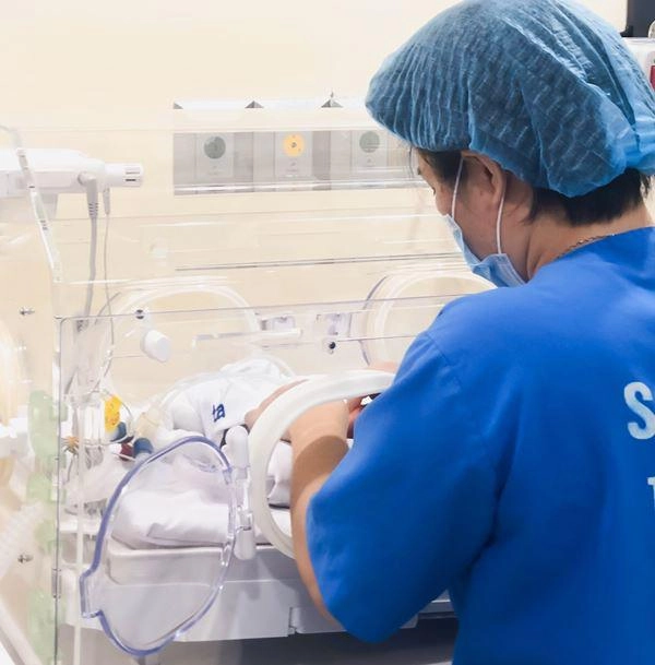 Chào đời vỏn vẹn 55 lạng em bé hưng yên lách qua cửa tử khiến cả bệnh viện trầm trồ - 3