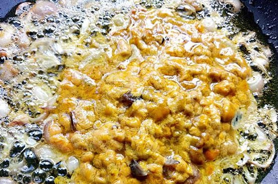 Chỉ cần thêm một nguyên liệu này khi nấu riêu cua sẽ đông lại thành miếng cực hấp dẫn - 2