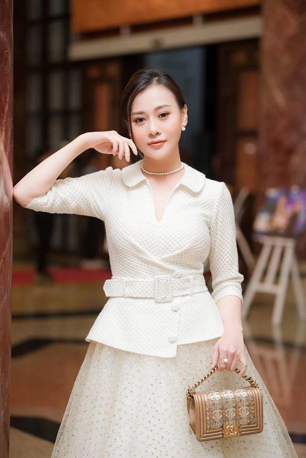 Chỉ diện áo phông quần short phương oanh cũng khoe được dáng nuột biến chân dài như 1m8 - 9