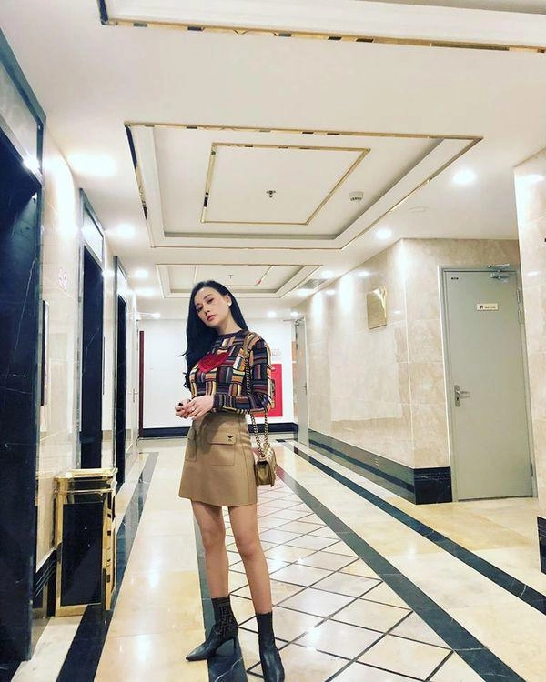 Chỉ diện áo phông quần short phương oanh cũng khoe được dáng nuột biến chân dài như 1m8 - 15