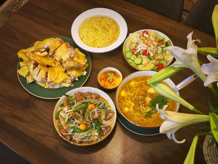 Chỉ một con gà mẹ đảm làm mâm cơm đủ món ngon chồng con tưởng được ăn hàng - 2