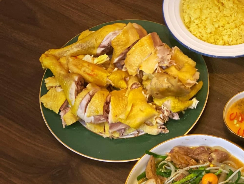 Chỉ một con gà mẹ đảm làm mâm cơm đủ món ngon chồng con tưởng được ăn hàng - 4