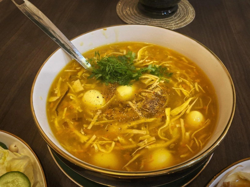 Chỉ một con gà mẹ đảm làm mâm cơm đủ món ngon chồng con tưởng được ăn hàng - 6