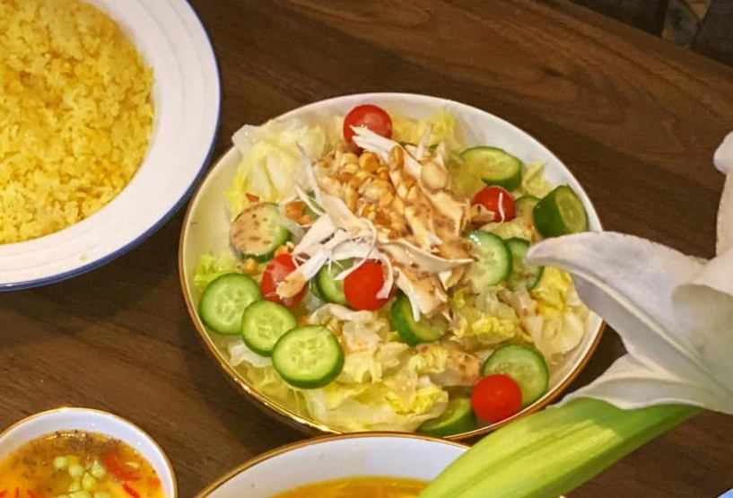 Chỉ một con gà mẹ đảm làm mâm cơm đủ món ngon chồng con tưởng được ăn hàng - 8