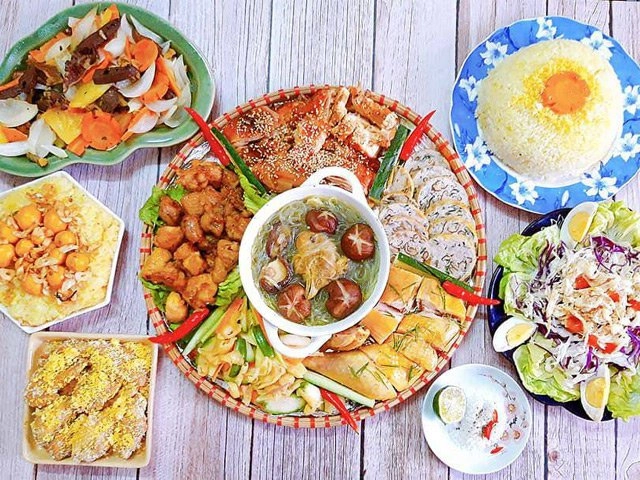 Chỉ một con gà mẹ đảm làm mâm cơm đủ món ngon chồng con tưởng được ăn hàng - 9