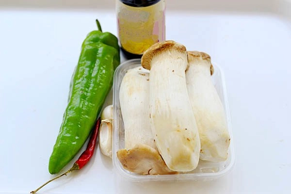 Chỉ vài phút là có ngay món nấm xào dầu hào đơn giản mà đánh bay cả nồi cơm - 1