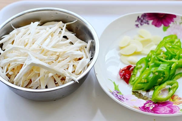 Chỉ vài phút là có ngay món nấm xào dầu hào đơn giản mà đánh bay cả nồi cơm - 2