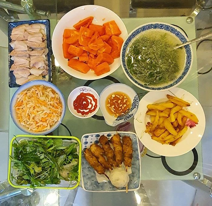Chồng đi làm về muộn vợ đảm ngày nào cũng phần một mâm cơm đủ món tuyệt ngon - 3