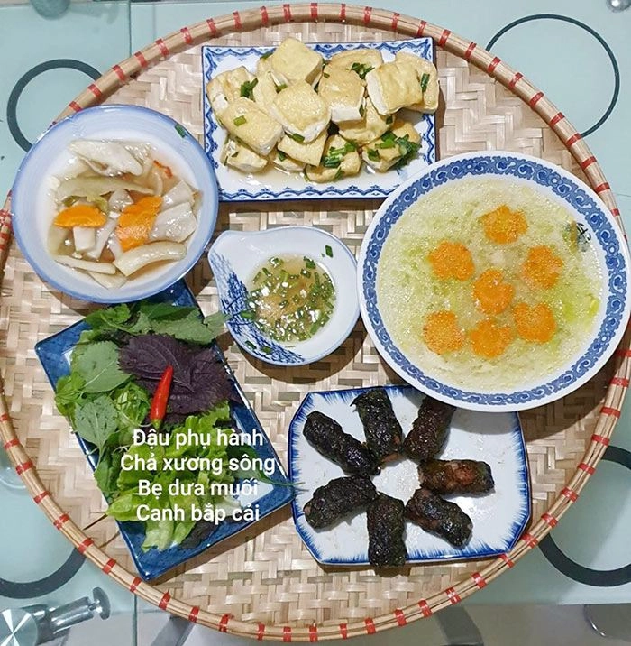 Chồng đi làm về muộn vợ đảm ngày nào cũng phần một mâm cơm đủ món tuyệt ngon - 14