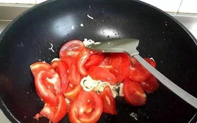 Chưng trứng trong nhiều năm giờ mới biết trứng và cà chua không thể nấu cùng lúc - 2