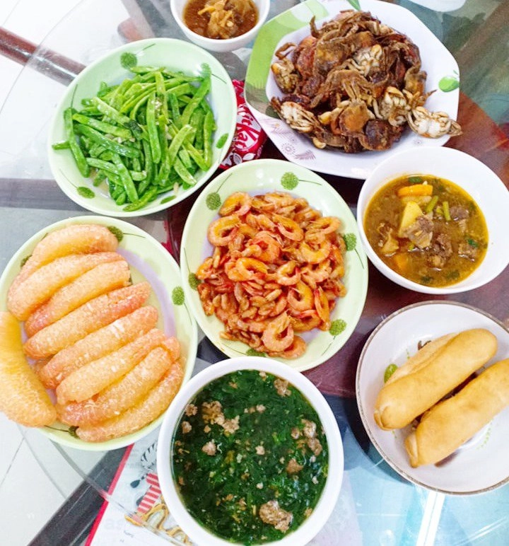 Cô nàng siêu sướng suốt ngày được 3 người đàn ông nấu cho ăn toàn món ngon - 1
