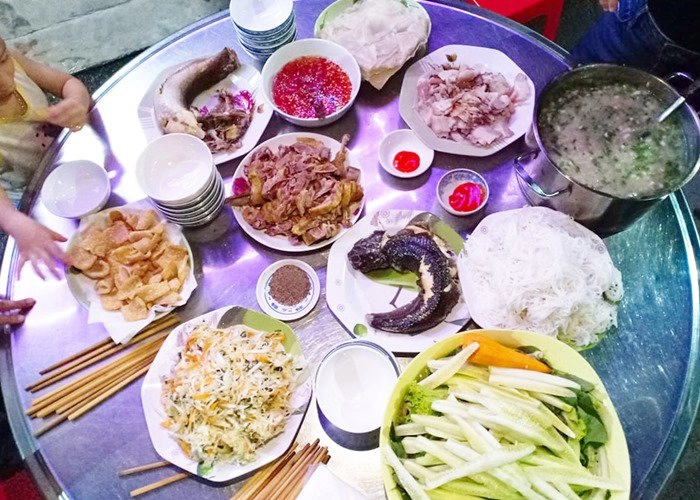 Cô nàng siêu sướng suốt ngày được 3 người đàn ông nấu cho ăn toàn món ngon - 2