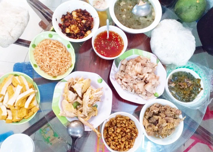 Cô nàng siêu sướng suốt ngày được 3 người đàn ông nấu cho ăn toàn món ngon - 3