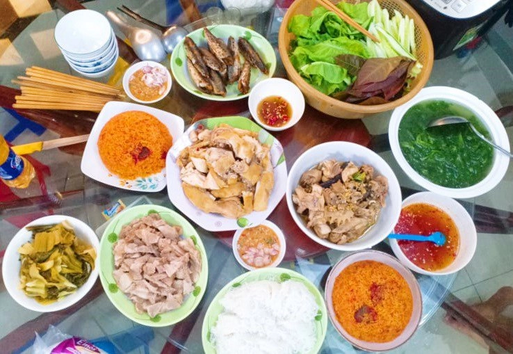 Cô nàng siêu sướng suốt ngày được 3 người đàn ông nấu cho ăn toàn món ngon - 4