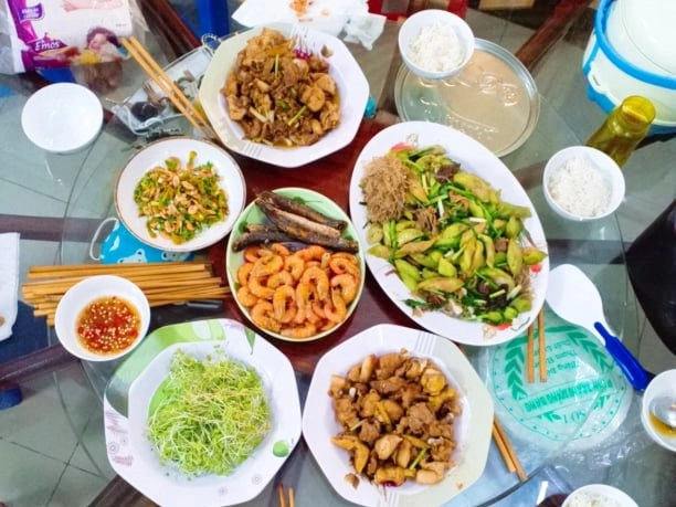Cô nàng siêu sướng suốt ngày được 3 người đàn ông nấu cho ăn toàn món ngon - 6