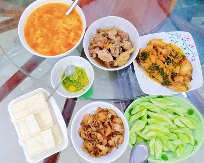 Cô nàng siêu sướng suốt ngày được 3 người đàn ông nấu cho ăn toàn món ngon - 8