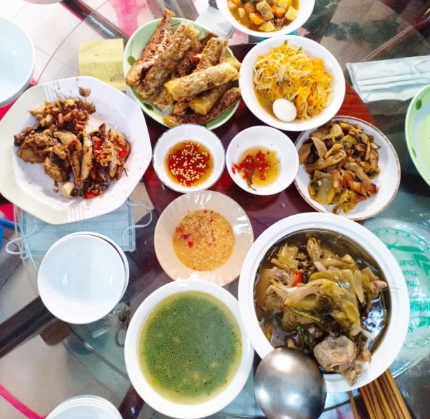 Cô nàng siêu sướng suốt ngày được 3 người đàn ông nấu cho ăn toàn món ngon - 11