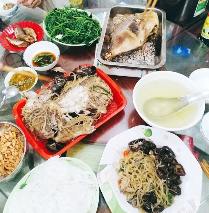 Cô nàng siêu sướng suốt ngày được 3 người đàn ông nấu cho ăn toàn món ngon - 13