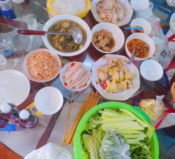 Cô nàng siêu sướng suốt ngày được 3 người đàn ông nấu cho ăn toàn món ngon - 14
