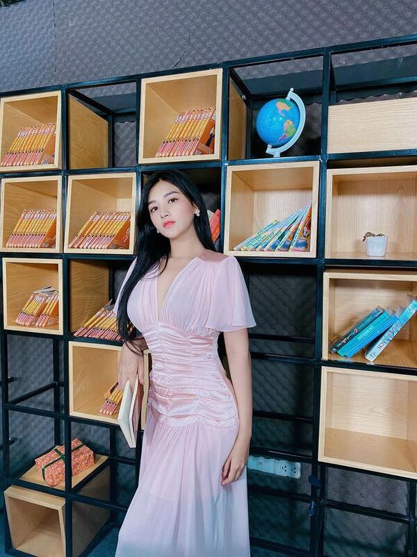 Có thân hình điện nước đầy đủ hot girl 9x thường xuyên được mời đóng vai quý cô gợi cảm - 3