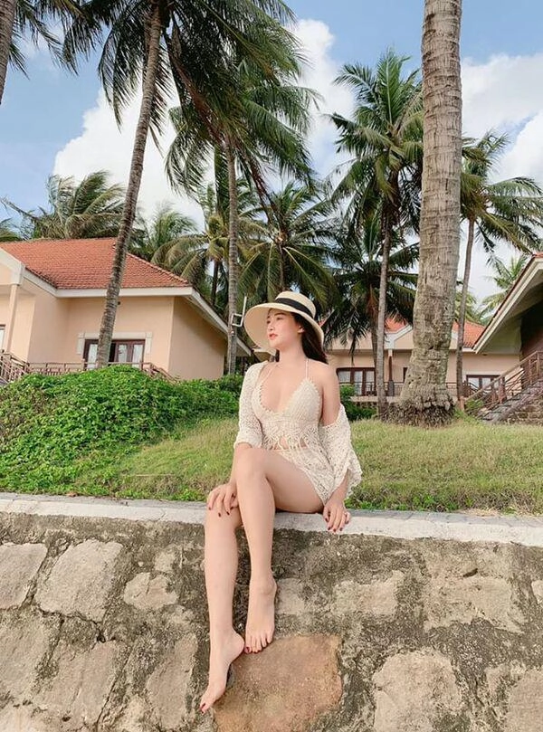 Có thân hình điện nước đầy đủ hot girl 9x thường xuyên được mời đóng vai quý cô gợi cảm - 9