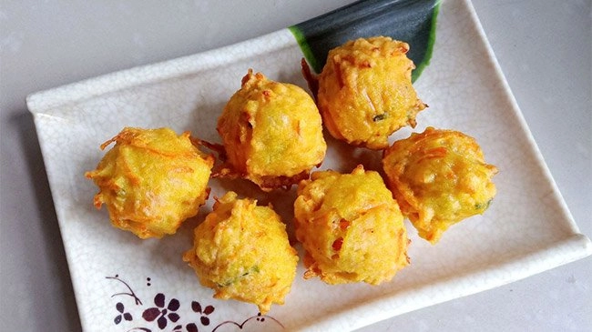 Con lười ăn cà rốt mẹ đem làm bánh kiểu này con ăn thun thút - 1