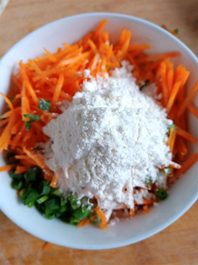 Con lười ăn cà rốt mẹ đem làm bánh kiểu này con ăn thun thút - 4