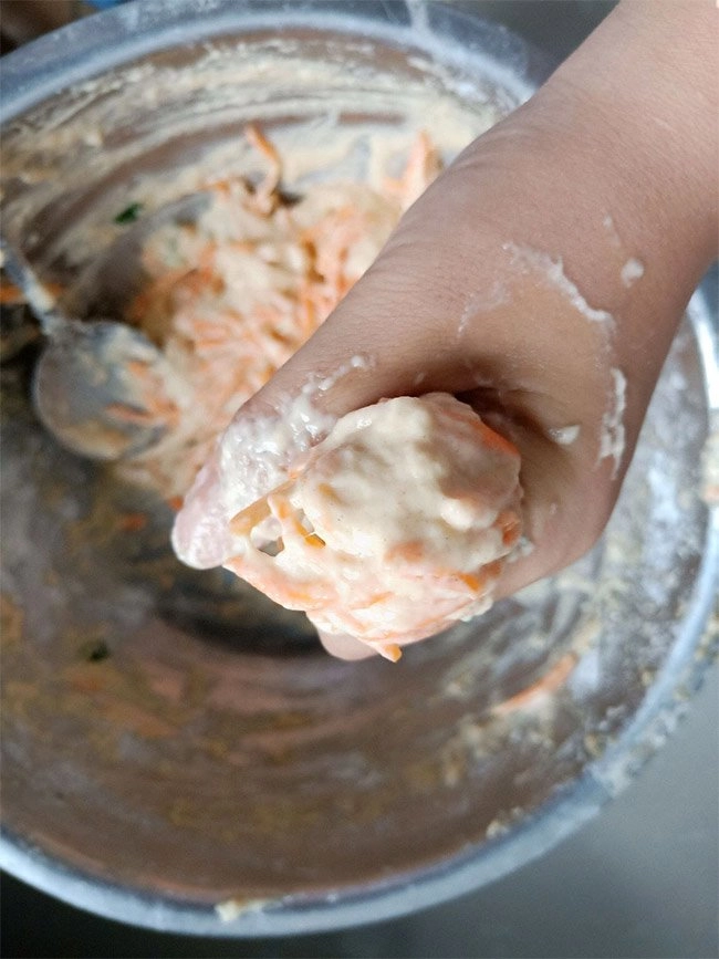 Con lười ăn cà rốt mẹ đem làm bánh kiểu này con ăn thun thút - 5