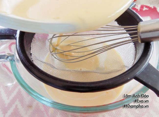 Cứ tưởng khó hóa ra làm bánh flan mềm mịn mượt như da em bé lại đơn giản thế này - 7