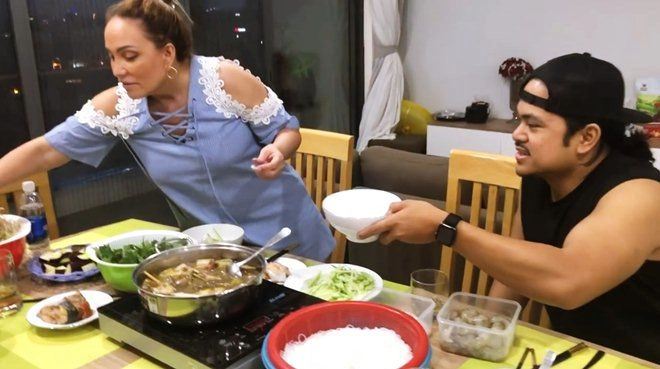 Danh ca thanh hà nấu ăn fan mải ngắm phản ứng của tình trẻ và con gái lai của cô - 1