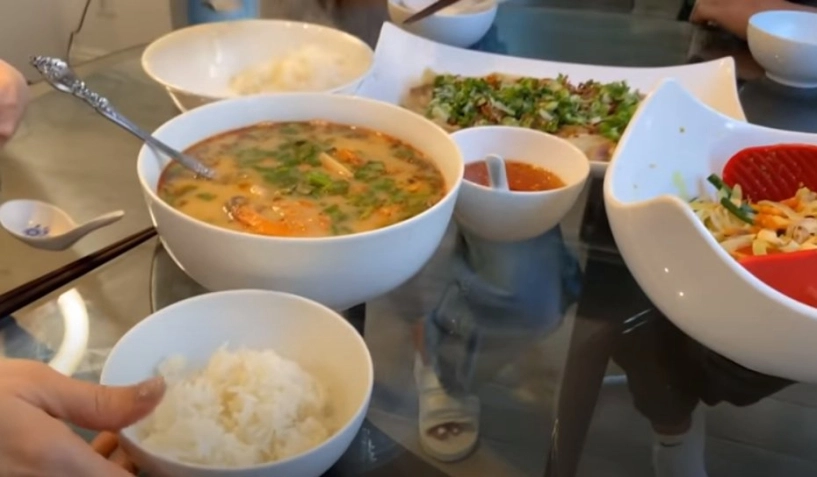 Danh ca thanh hà nấu ăn fan mải ngắm phản ứng của tình trẻ và con gái lai của cô - 7